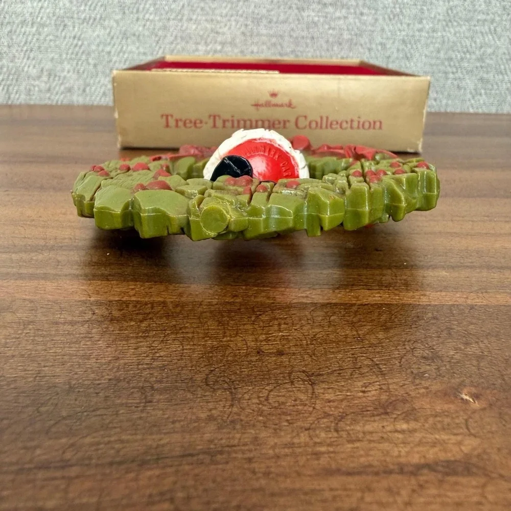Vintage 1976 Hallmark Twirl-Abouts Santa Wreath Ornament Tree-Trimmer Collection